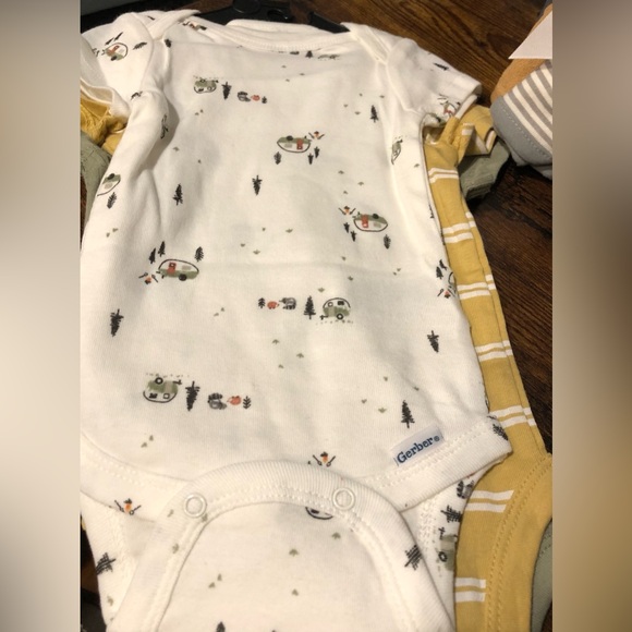 Gerber 3 Pack Of Onesies & Hooded Towel With Three Matching Washcloths all NWT - Picture 9 of 11